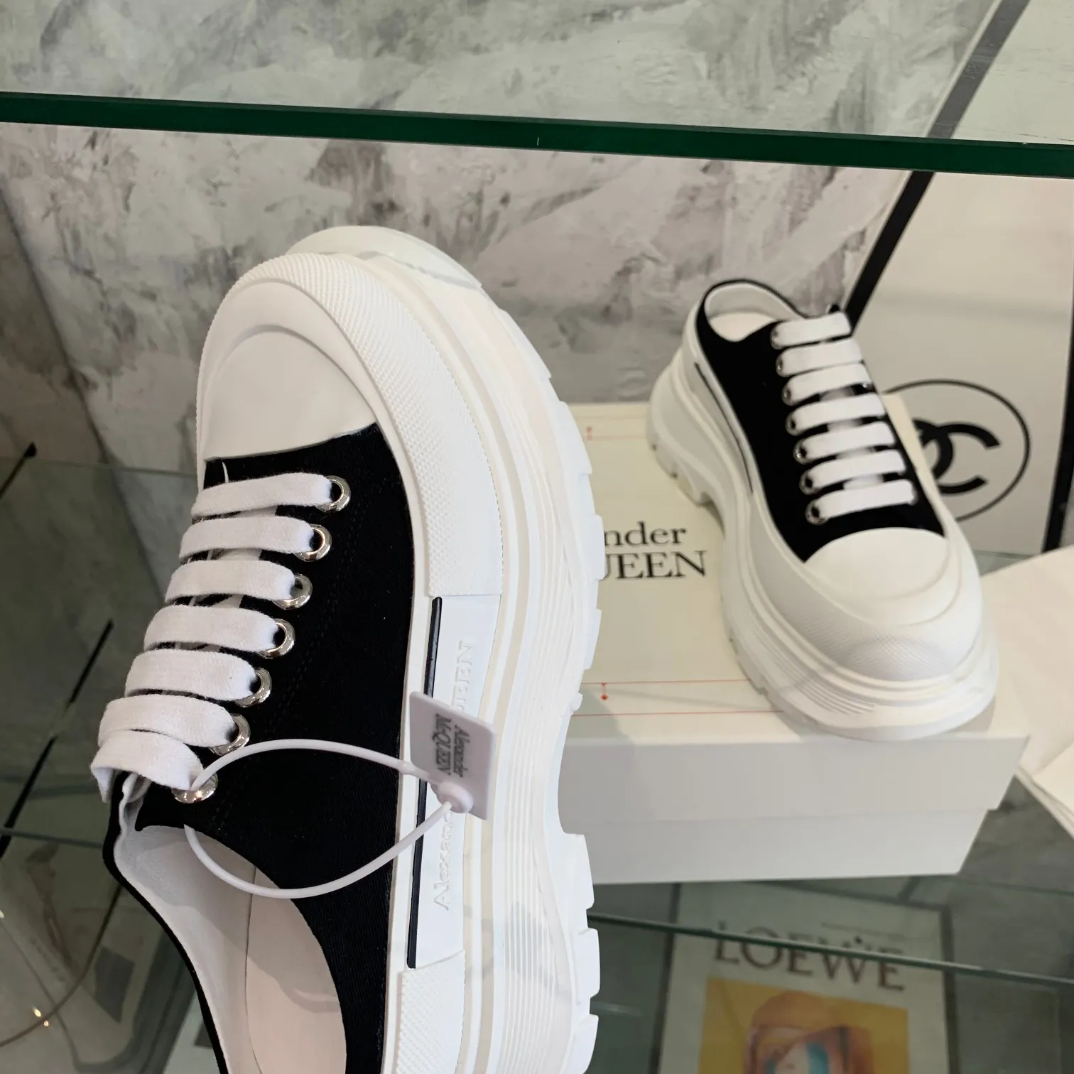 👟👟Ex-factory price 500👟👟 Mc Queen is in stock all year round [Rose] McQueen [Rose] dad shoes [Rose] ss early spring first release‼ ️‼ ️The latest Milan Fashion Week T-stage catwalk model, the unique and personalized design is very classy on the feet, and the round toe design allows the toes to be completely released. I spent a lot of money to buy multiple pairs of the originals and dismantled them and made replicas. Many celebrities such as Guli Nazha, Wu Lei, and Internet celebrity bloggers have endorsed Xiaohongshu’s popular products, and the products are sold out at the counters! Fabric: Imported pure cotton fabric Lining: Imported silk sheepskin Feet: Imported silk sheepskin Size: Women's 35-40. Packaging: original full set of packaging, outsole: increased by 5 cm, original outsole